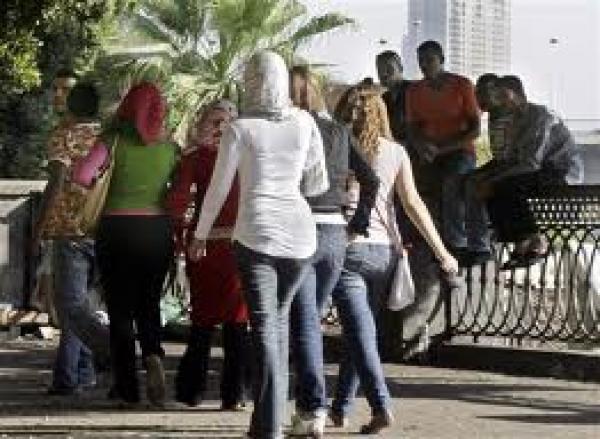 مرض معاكسة الفتيات والنساء في الأماكن العمومية.