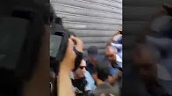 جزائريون يحاصرون أخ و مستشار الرئيس بوتفليقة بعد نزوله للشارع