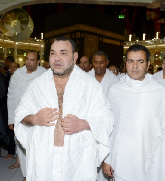 بالصور: الملك محمد السادس يؤدي مناسك العمرة