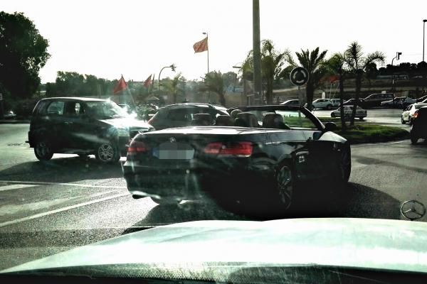 بالصورة : سيارة بلوحة ترقيم غريبة تخلق جدلا كبيرا بتمارة‏