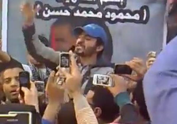 مشاركة  أحمد حلمي في مظاهرات ميدان التحرير ثم طرده 