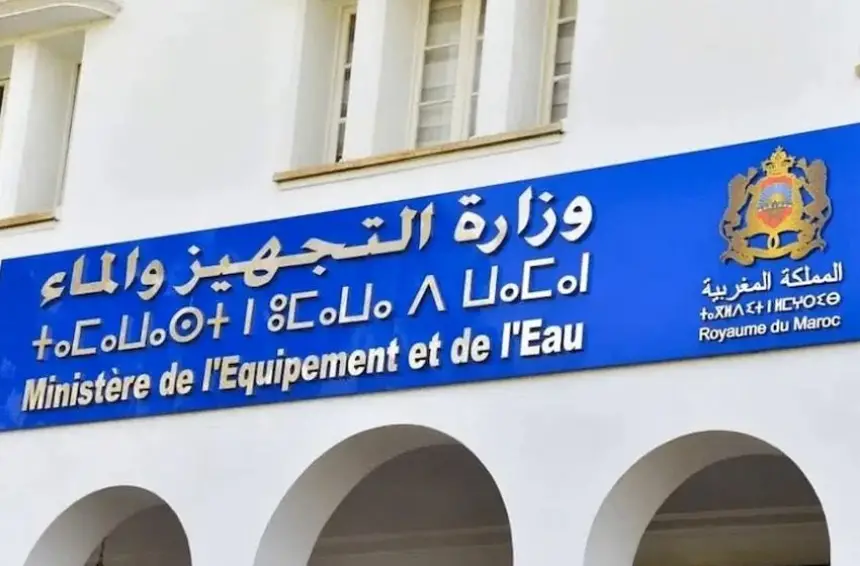 موظفو قطاع "التجهيز والماء" يحتجون، ويصيحون: "وزارة التجهيز.. بغينا الاعتراف والتحفيز"