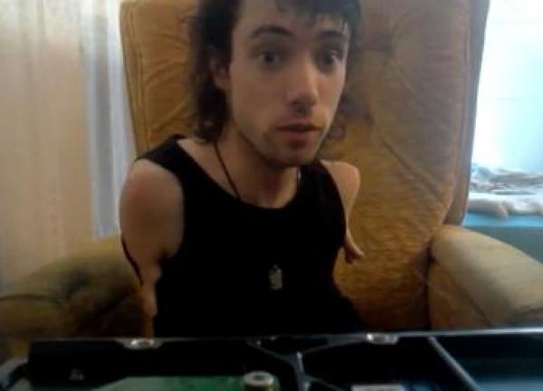 بالفيديو: رجل نيوزلندي دون ذراعين يحلق ذقنه بقدمه