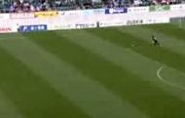 حارس ياباني يسجل هدف على طريقة الكابتن ماجد