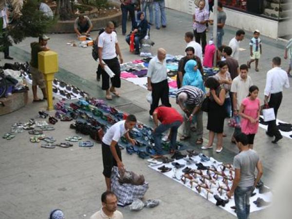 \'البوعزيزون\'.. باعة متجولون يحتلون أرصفة الشوارع التجارية في المغرب