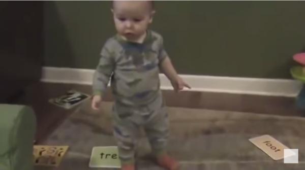 بالفيديو .. طفل يبلغ 16 شهر ويجيد قراءة الكلمات الصعبه !