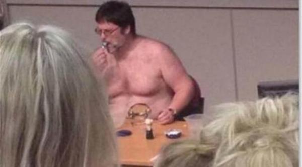 بروفيسور بريطاني يتعرّى أمام طلابه ليثير "حماستهم"