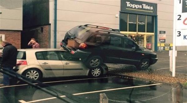 بالصورة: امرأة تركن سيارتها فوق سيارة أخرى