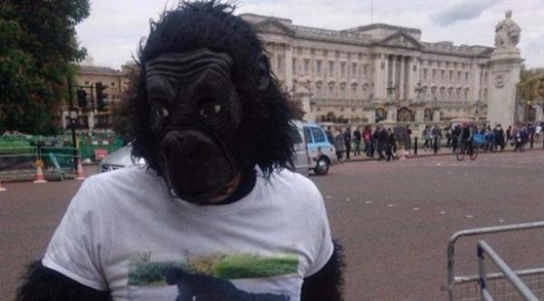 شرطي بزي غوريلا يقطع ماراثون لندن زحفاً لجمع التبرعات