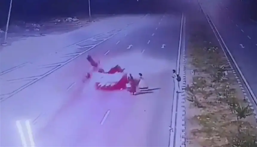 حادث مروع.. سيارة مسرعة تدهس امرأة وتفر هاربة