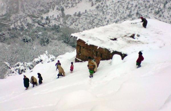 الثلوج تغطي مناطق واسعة بالمغرب بعد تسجيل تساقطات هامة خلال 24 ساعة الماضية
