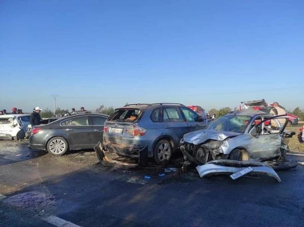 بالصور ... اصطدام أزيد من 20 سيارة بالطريق السيار والحديث عن مصرع سيدة وجرح العشرات