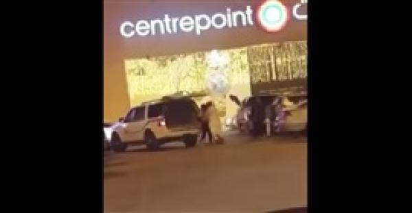 بالفيديو.. شاهد ماذا فعل أعضاء الأمر بالمعروف مع شاب أمام مول تجاري