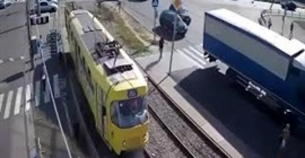 بالفيديو..امرأة انشغلت بالنظر إلى هاتفها فكانت النتيجة قاسية