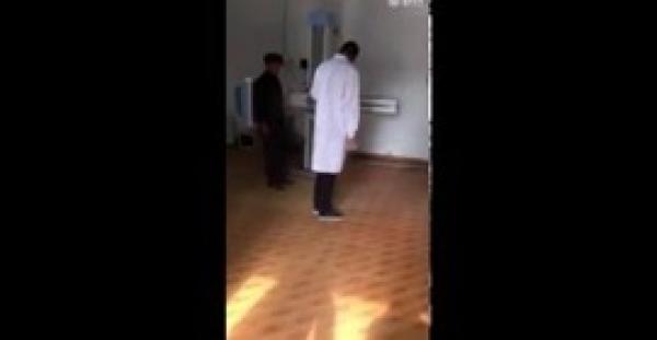 بالفيديو.. طبيب يدخن خلال إجراء أشعة مقطعية لمريض