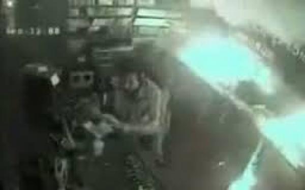شاهد..الأستوديو يحترق والمذيع يكمل برنامجه !