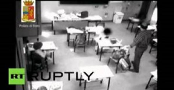 بالفيديو  : مدرس يعتدي على التلاميذ داخل الفصل بالركل