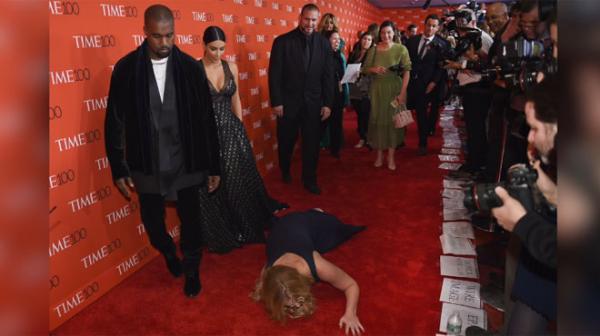 كاردشيان وزوجها لا يأبهان بامرأة سقطت عند قدميهما (صورة)