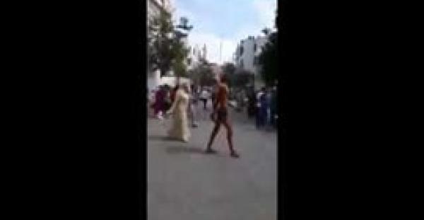 بالفيديو : خناقة بـ«السيوف» في أحد الأحياء الشعبية