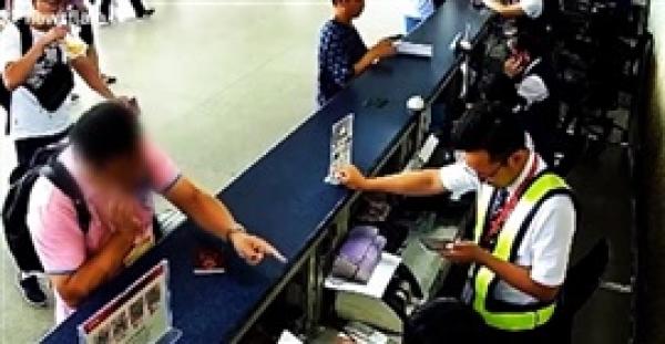 مسافر يصفع موظف طيران بعد إلغاء رحلته (فيديو)