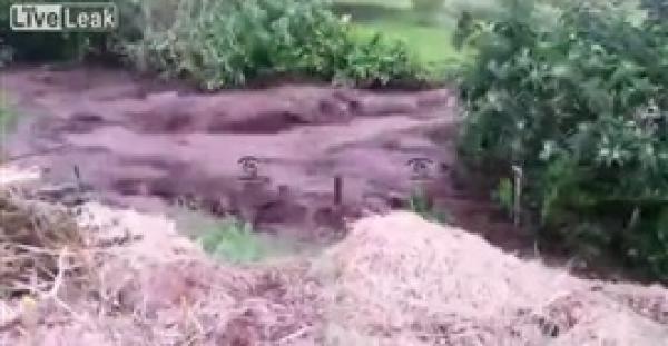 بالفيديو.. نهر ثائر يجرف سيارة في طريقه