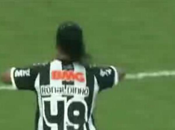 رونالدينيو "يخرم" لاعبين بهدف قاتل