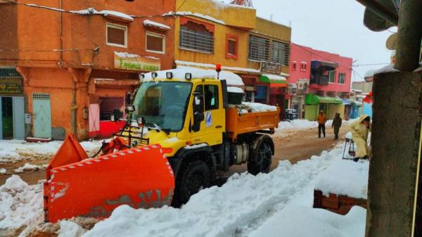 بعد 3 أيام من تهاطل الثلوج..الكاسحات تفتح المسالك الطرقية والأزقة بأغبالة عاصمة الثلوج بجهة بني ملال خنيفرة (فيديو وصور)