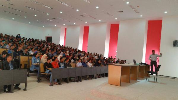 احتجاجات على فرض رسوم مرتفعة على الطلبة الموظفين.. و"أمزازي" يُبرِّر