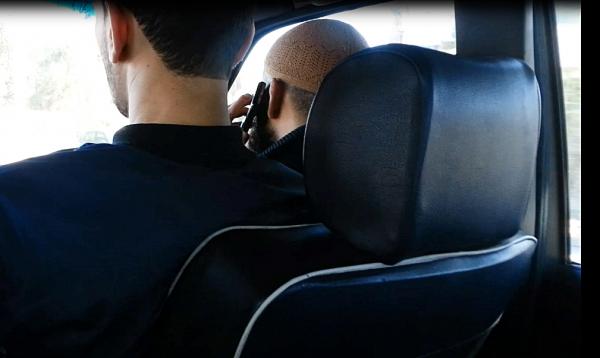 بالفيديو : ملتحي يجبر سائق طاكسي على إيقاف الموسيقى ... شاهد كيف تصرف ؟