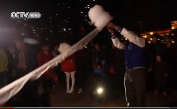 بالفيديو: بائع يدفعك لشراء "غزل البنات" بعرض سحري