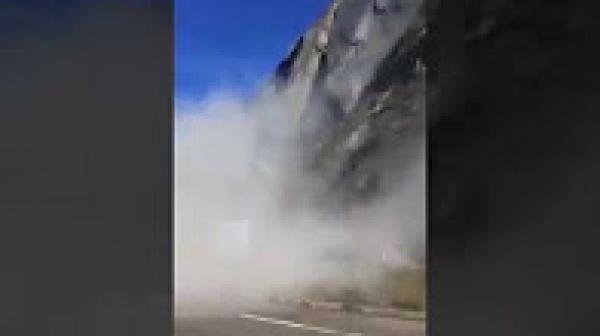 لحظة الانهيار الصخري على الطريق الساحلية بين تطوان والحسيمة