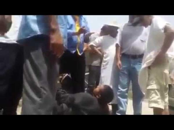 شاهد سائق "طوبيس" ينهال ضربا وسبا على مواطن في نهار رمضان