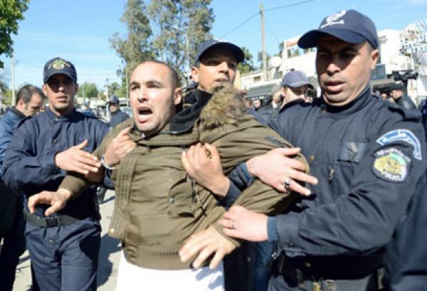 الاحتجاجات على ترشح بوتفليقة تنتقل إلى الشارع الجزائري