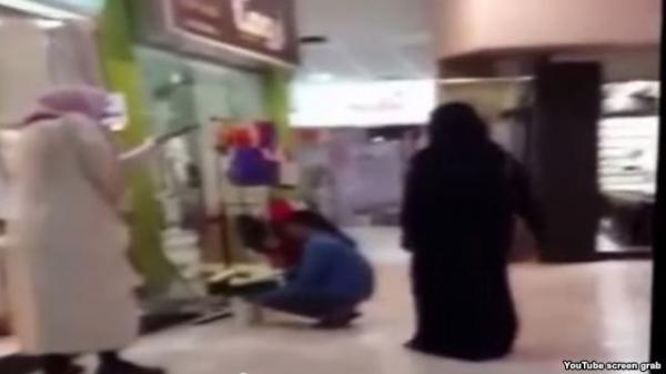 طرد منقبة سعودية من محل تجاري لعدم ارتدائها قفازات