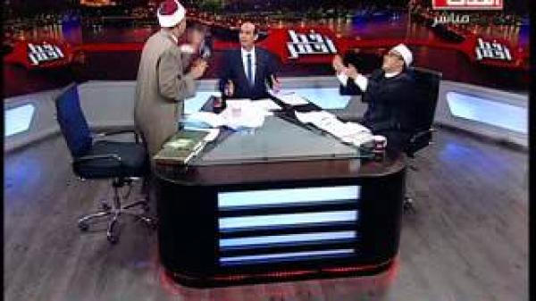 بالفيديو: داعية إسلامي يضرب شيخا  بالحذاء على الهواء