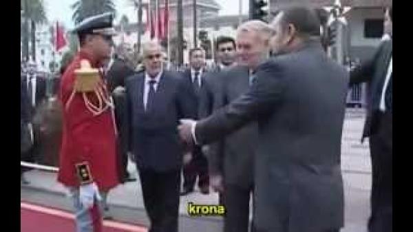 الملك محمد السادس  ينبه الوزير الأول الفرنسي تفاديا لإحراج حارسه