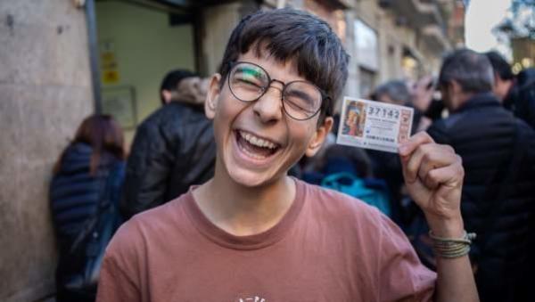 هذا هو الزهر ديال بصح..مهاجر صغير يتحول الى مليونير مقابل بطاقة يناصيب ب20 يورو فقط (فيديو)