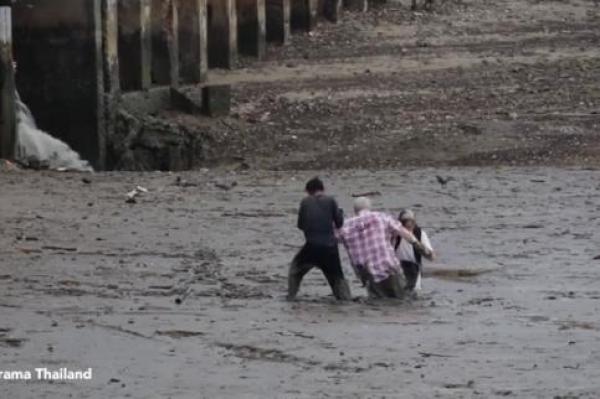 بالفيديو: تايلندي يحول جسده لجسر لإنقاذ سائحين من الوحل