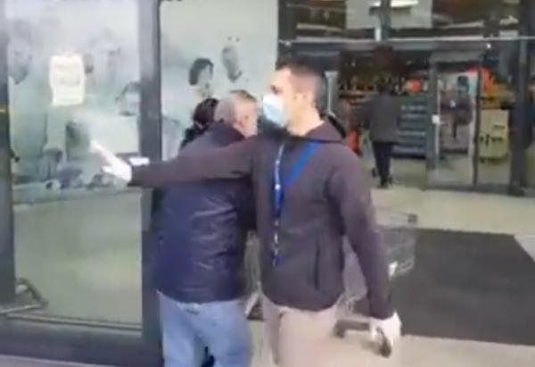 مركز تجاري بإيطاليا يقوم بإدخال عدد محدود من الزبناء لتفادي انتقال العدوى