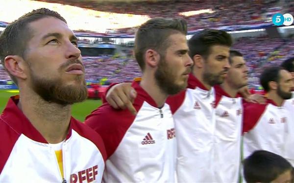 تبرئة بيكيه من تهمة إزاله علم إسبانيا