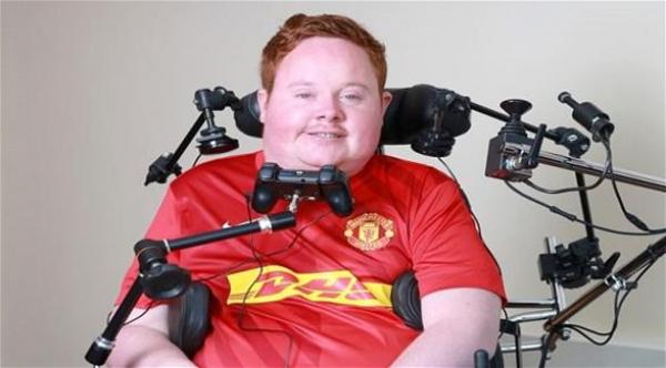 رجل مصاب بالشلل التام يمارس لعبة الفيفا بفمه