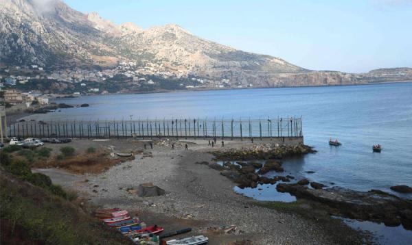 الأمن الإسباني يضبط مغربيا هاجر سباحة الى سبتة المحتلة وهذا ما وجدوا بحوزته!!