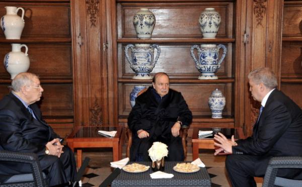 صور بوتفليقة "لا تطمئن" والجزائريون لم يسمعوا صوت رئيسهم