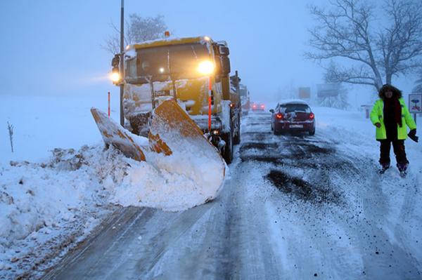 إفران.. تعبئة وسائل مهمة لإزاحة الثلوج وفتح المحاور الطرقية