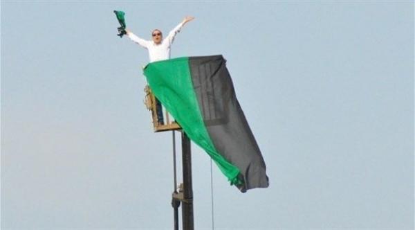 مشجع تركي يستأجر رافعة لمشاهدة مباراة لفريقه