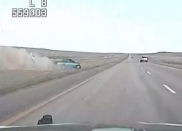 بالفيديو: لص يطير في الهواء بعد تحطم سيارته