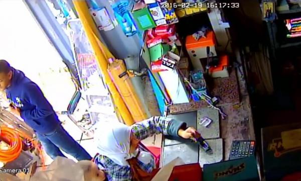 بالفيديو..شاهد عملية سرقة و نصب في عز نهار بحي أناسي الدارالبيضاء