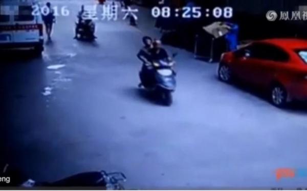 بالفيديو: أراد الانتحار من أعلى مبنى.. فسقط على سائق دراجة نارية