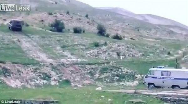 بالفيديو: شاهد كيف أفلت مجرم من الشرطة بفضل قوة سيارته