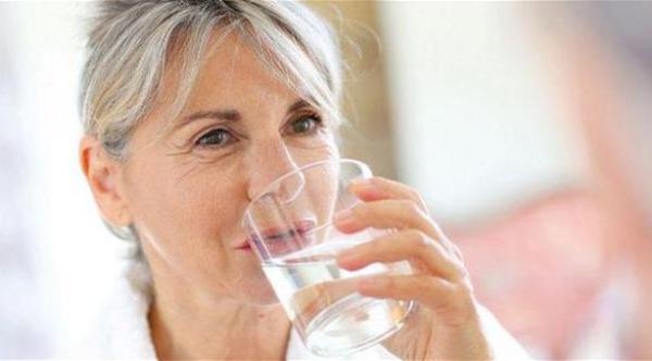 كيف يواجه كبار السن تراجع الشعور بالعطش؟